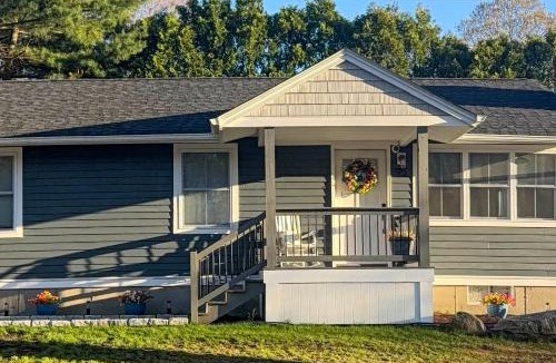 Jamestown House | 1 Mi to Head's Beach! Nautical Family Retreat