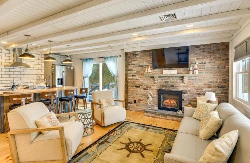 Jamestown House | 1 Mi to Head's Beach! Nautical Family Retreat