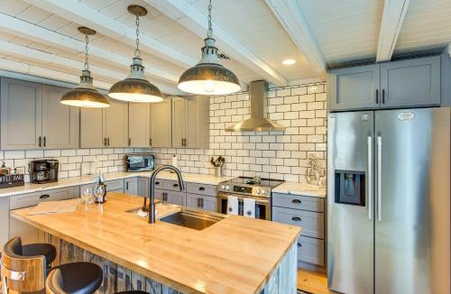 Jamestown House | 1 Mi to Head's Beach! Nautical Family Retreat