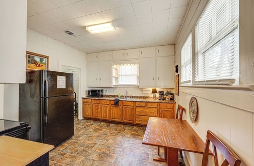 Texarkana House | < 1 Mi to Historic Dtwn Texarkana: Charming Home!