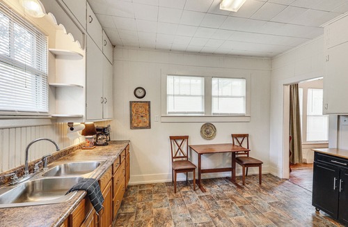 Texarkana House | < 1 Mi to Historic Dtwn Texarkana: Charming Home!