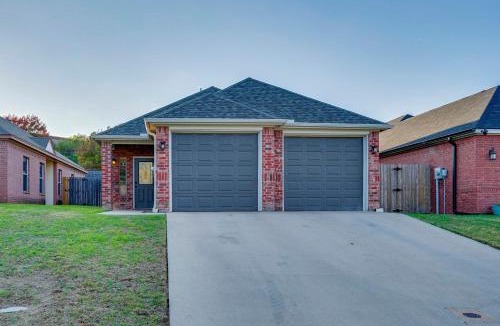 Weatherford House | 1 Mi to Historic Dtwn Weatherford: Home w/Yard