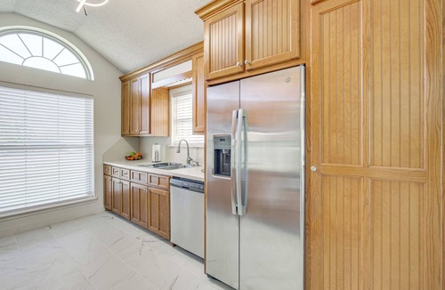 Jacksonville House | 1 Mi to Lake Jacksonville: Pet-Friendly Home