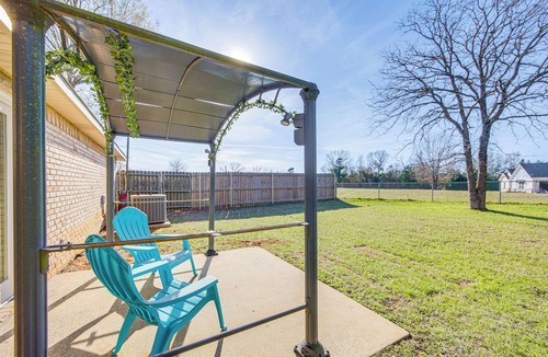 Jacksonville House | 1 Mi to Lake Jacksonville: Pet-Friendly Home