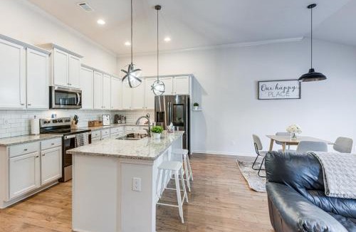 Flowery Branch House | 1 Mi to Lake Lanier: Modern Home w/Patio & Yard!