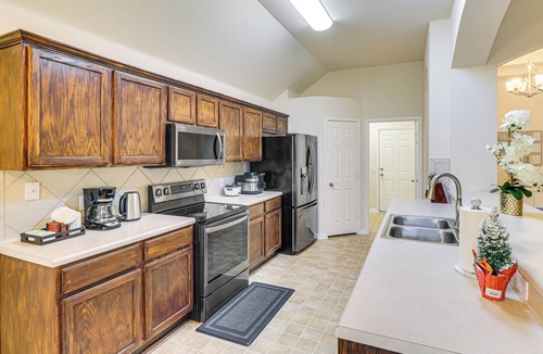 Pflugerville House | 1 Mi to Lake Pflugerville! Charming Family Home