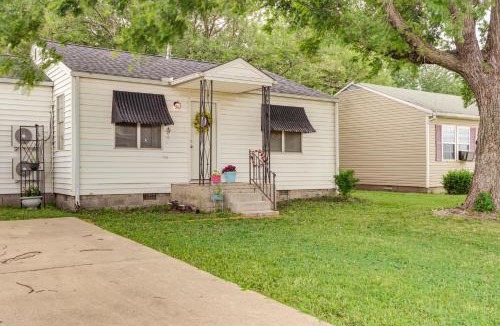 Joplin House | 1 Mi to Main St Joplin Cozy Home with Shared Yard!