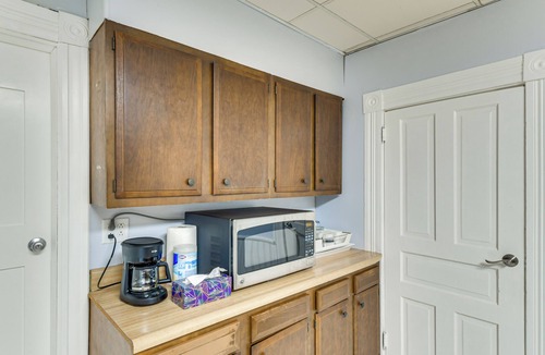 Galesburg Apartment | < 1 Mi to Main St: Quiet Apartment in Galesburg!