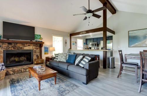 Osage Beach House | 1 Mi to Margaritaville Resort! Getaway w/Hot Tub