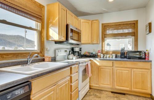 Brownsville House | 1 Mi to Mississippi River Hunter and Angler Haven!