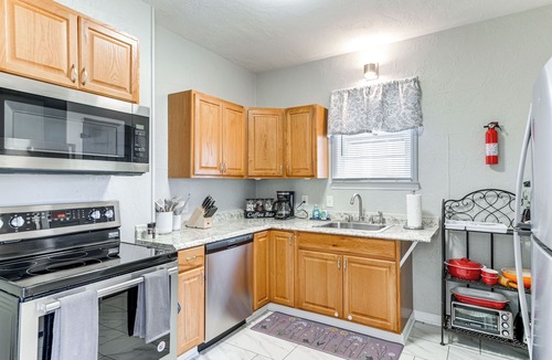 Niagara Falls House | 1 Mi to Niagara Falls! Family Home w/Shared Yard