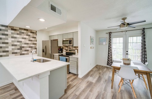Vickery Meadow Condo | 1 Mi to NorthPark Center: Bright Dallas Condo