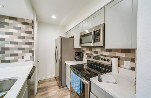 Vickery Meadow Condo | 1 Mi to NorthPark Center: Bright Dallas Condo