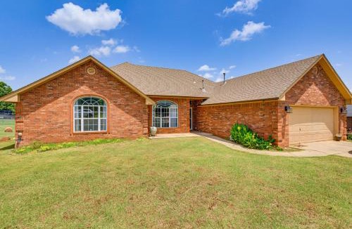 Edmond House | < 1 Mi to Oak Tree National: Cozy Getaway!