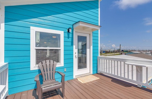 Surfside Beach Apartment | 1 Mi to Ocean: Colorful Freeport Beach Rental!