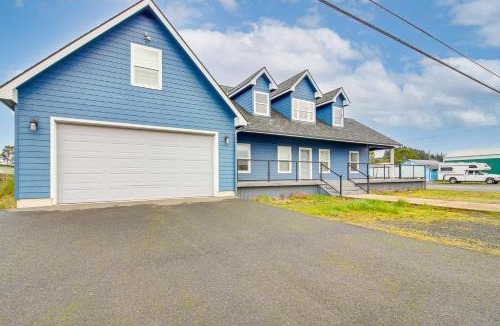 Lakeside House | 1 Mi to Oregon Dunes Quiet Getaway with Deck