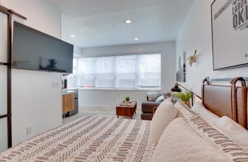 Norman House | 1 Mi to OU! Sleek Guest House w/Gas Grill