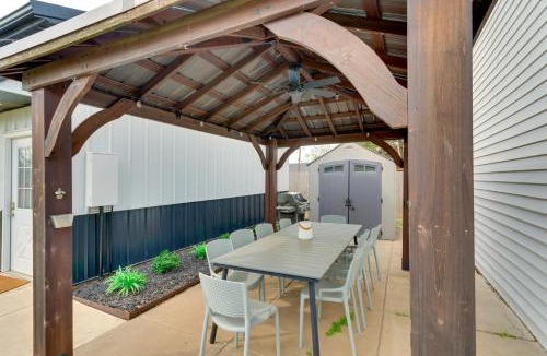 Norman House | 1 Mi to OU! Sleek Guest House w/Gas Grill