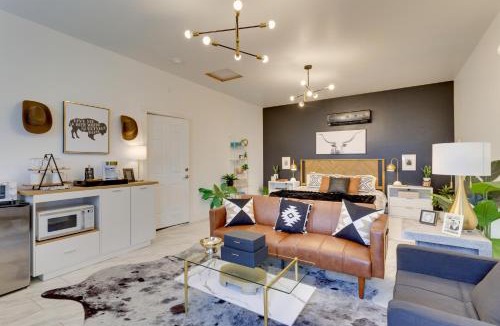 Norman House | 1 Mi to OU! Sleek Guest House w/Gas Grill