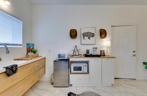 Norman House | 1 Mi to OU! Sleek Guest House w/Gas Grill