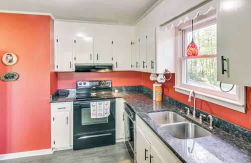 Pisgah Forest House | 1 Mi to Pisgah Nat’l Forest: Wooded Haven w/Deck
