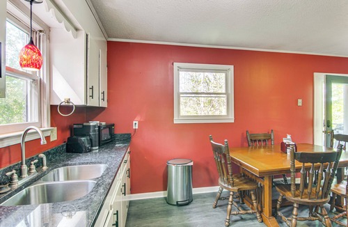 Pisgah Forest House | 1 Mi to Pisgah Nat’l Forest: Wooded Haven w/Deck