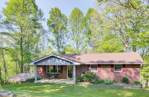 Pisgah Forest House | 1 Mi to Pisgah Nat’l Forest: Wooded Haven w/Deck