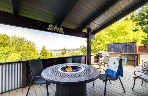 Waldport House | < 1 Mi to Port of Alsea: Inviting Gem w/Hot Tub