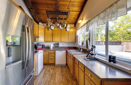 Waldport Cottage | < 1 Mi to Port of Alsea: Inviting Gem w/Hot Tub