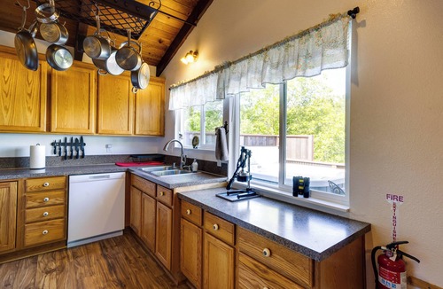 Waldport Cottage | < 1 Mi to Port of Alsea: Inviting Gem w/Hot Tub