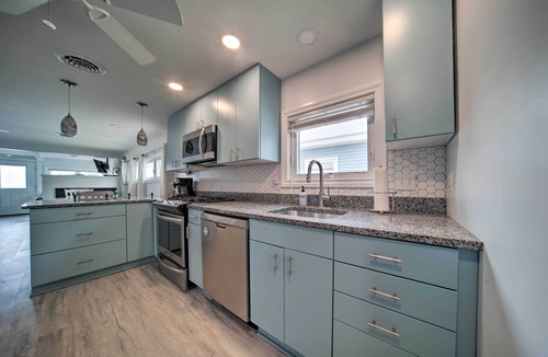 Erie Cottage | 1 Mi to Presque Isle: Waterfront Lake Erie Cottage