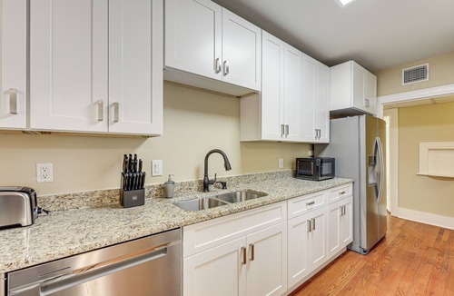 Uptown Apartment | 1 Mi to San Antonio Zoo: Olmos Park Apt!