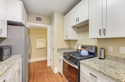 Uptown Apartment | 1 Mi to San Antonio Zoo: Olmos Park Apt!