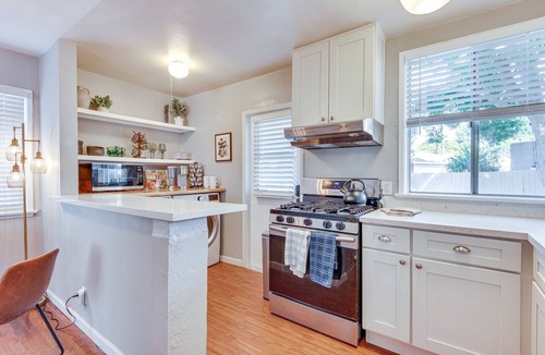 Magnolia Park House | 1 Mi to Shopping & Dining: Central Burbank Duplex