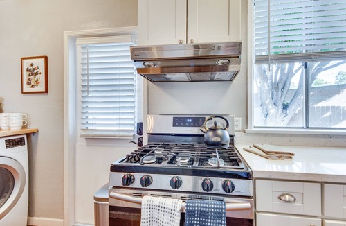 Magnolia Park House | 1 Mi to Shopping & Dining: Central Burbank Duplex