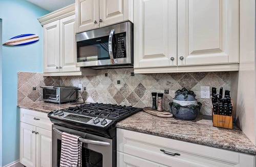 Parrot Cove House | 1 Mi to Shore: Pet-Friendly Lake Worth Beach Home!
