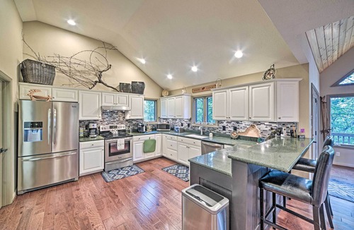 Roseland House | 1 Mi to Slopes & Dining: Spacious Ski Getaway!