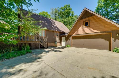 Holland House | 1 Mi to Tunnel Park Holland Home with Fire Pit