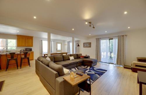 Holland House | 1 Mi to Tunnel Park Holland Home with Fire Pit