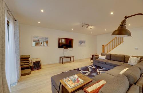 Holland House | 1 Mi to Tunnel Park Holland Home with Fire Pit