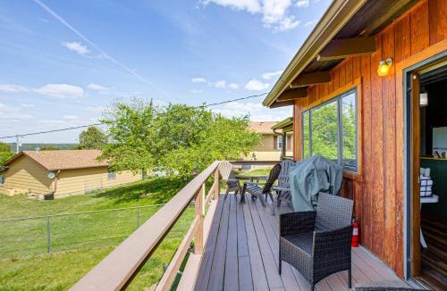 Fostoria House | < 1 Mi to Tuttle Creek Lake: Cabin w/Deck