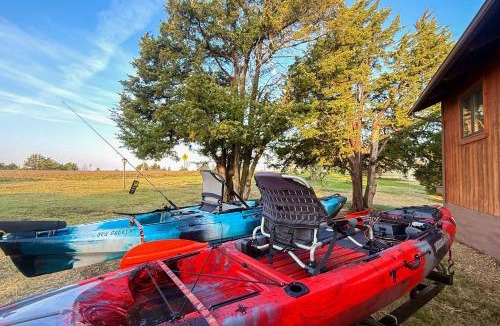 Fostoria House | < 1 Mi to Tuttle Creek Lake: Cabin w/Deck