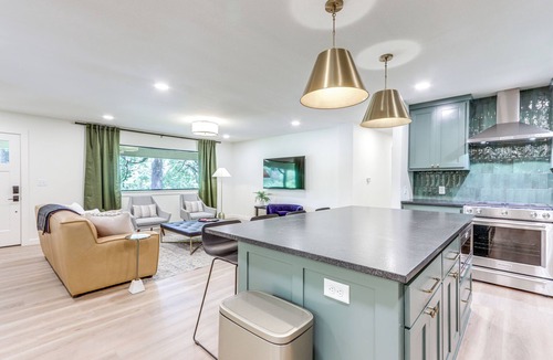 Fayetteville Cottage | 1 Mi to University of Arkansas: Home w/Large Yard