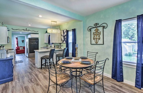 Central Arlington House | 1 Mi to UTA: Arlington Elm Cottage w/Fenced Yard