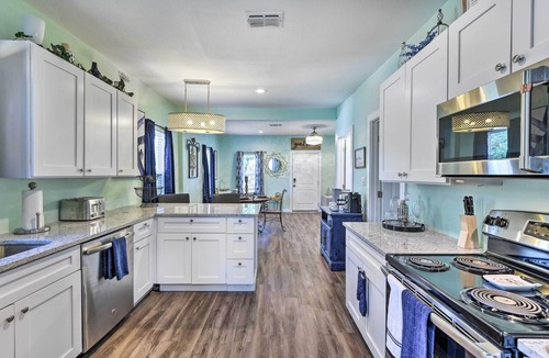 Central Arlington House | 1 Mi to UTA: Arlington Elm Cottage w/Fenced Yard