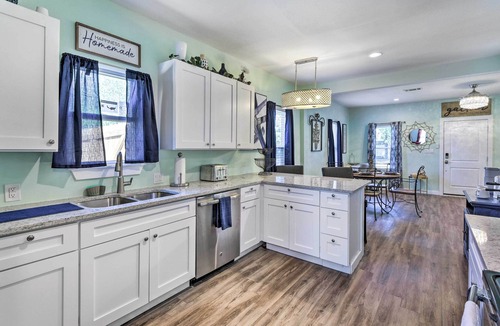 Central Arlington House | 1 Mi to UTA: Arlington Elm Cottage w/Fenced Yard