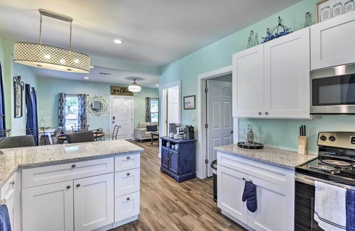 Central Arlington House | 1 Mi to UTA: Arlington Elm Cottage w/Fenced Yard
