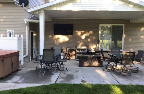 Republican City House | 1 mile from the second largest lake in Nebraska with the best fishing & hunting