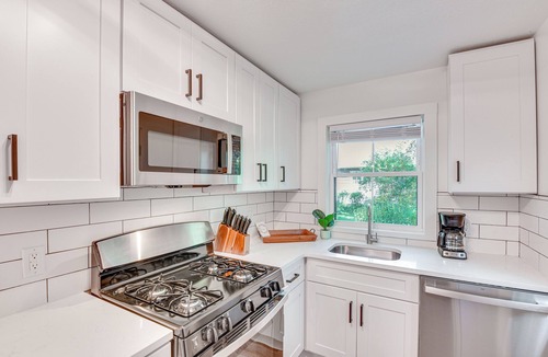 Near Northwest House | <1 mile to downtown South Bend: Dog-Friendly!