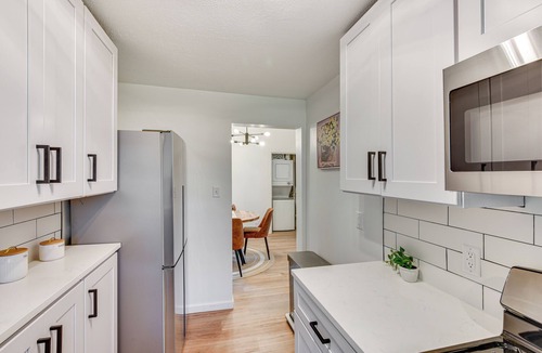 Near Northwest House | <1 mile to downtown South Bend: Dog-Friendly!